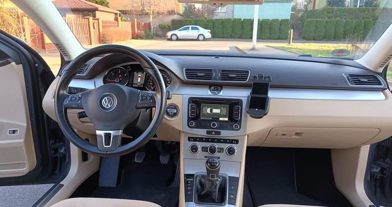 Volkswagen Passat cena 36900 przebieg: 252000, rok produkcji 2013 z Płock małe 781